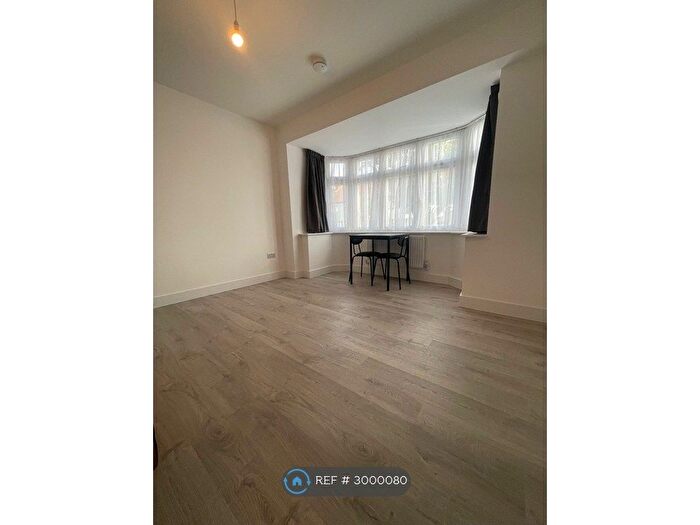 Studio To Rent In New Park Avenue, London, N13