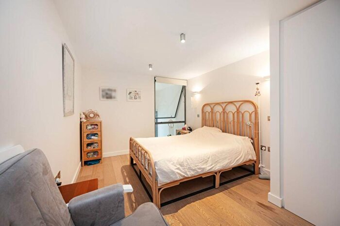 2 Bedroom Flat To Rent In Richmond Road, Dalston, London, E8