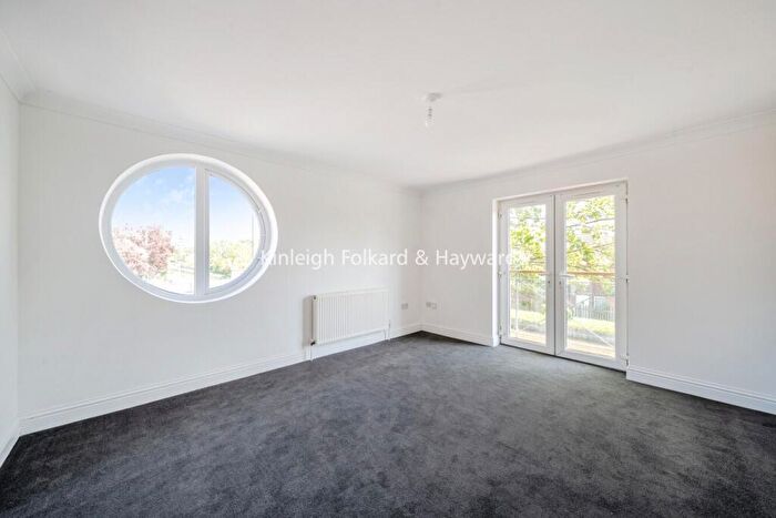 1 Bedroom Flat To Rent In Barrowell Green, London, N21