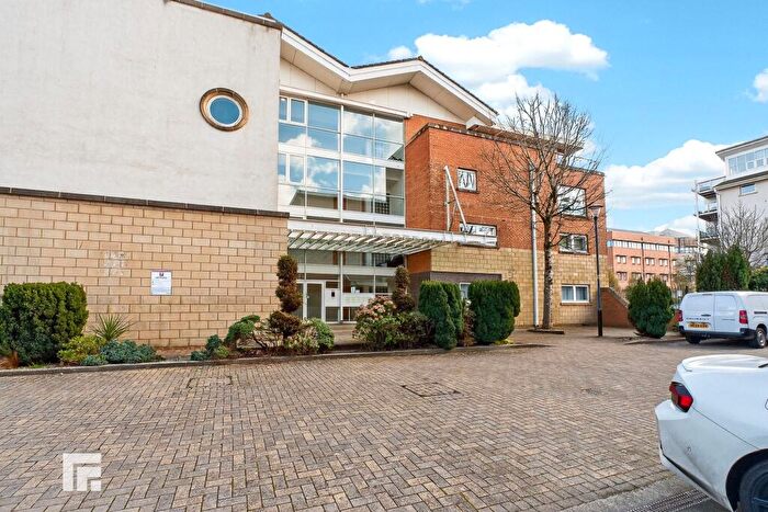 2 Bedroom Apartment For Sale In Lynton Court, Cardiff, CF10