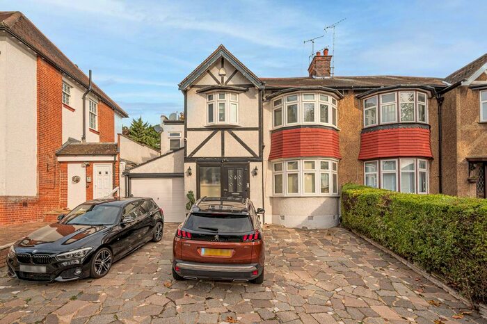 4 Bedroom Semi-Detached House To Rent In Beechwood Avenue, Finchley, London, N3