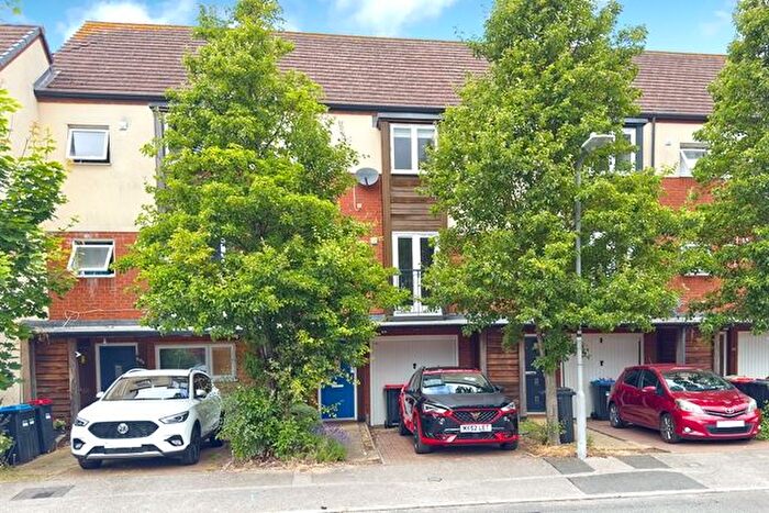 4 Bedroom Town House To Rent In Walker Avenue, Wolverton Mill, Milton Keynes, MK12