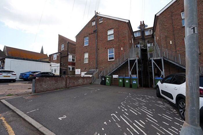 2 Bedroom Flat For Sale In Clinton Lane, Seaford, BN25