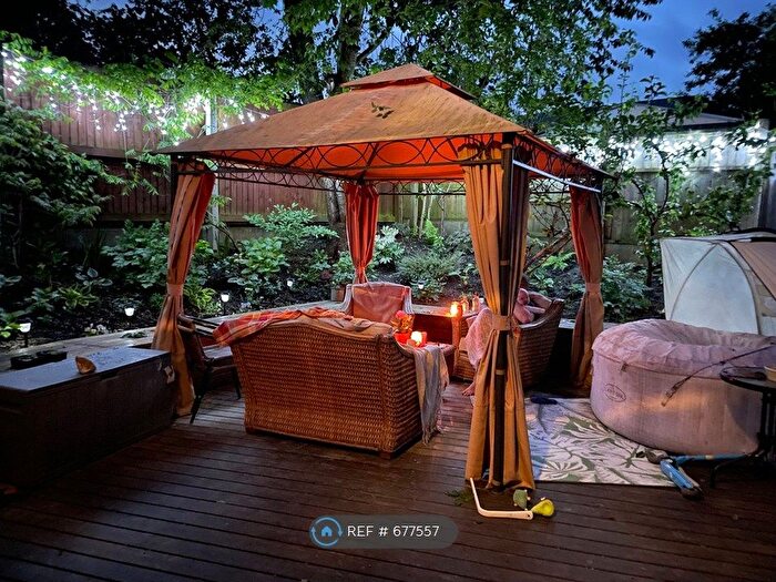 3 Bedroom Semi-Detached House To Rent In The Grove, Shaw, Oldham, OL2