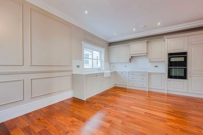 2 Bedroom Flat For Sale In Station Road, Westcliff On Sea, SS0