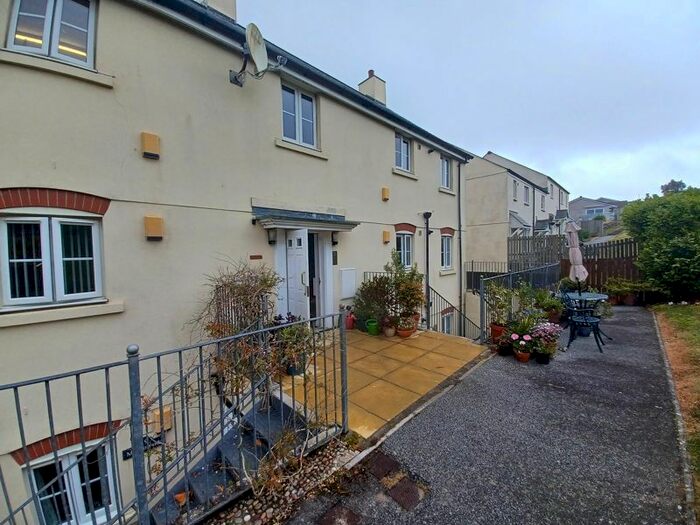 2 Bedroom Flat To Rent In Hill Hay Close, Fowey, PL23