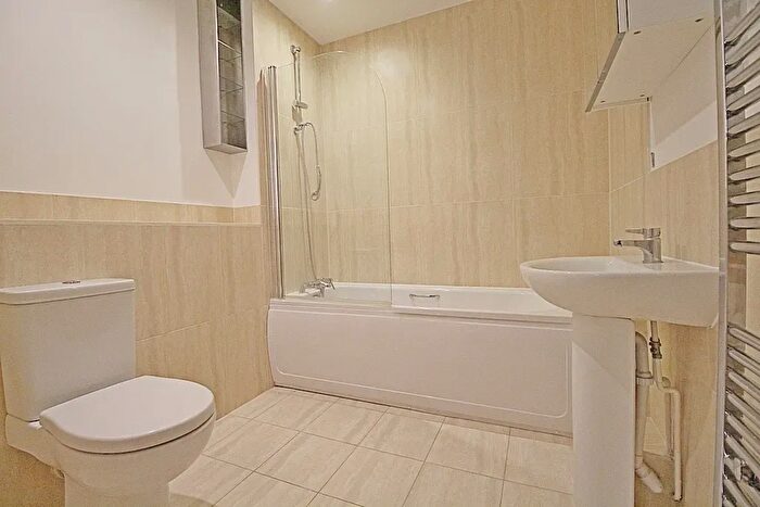 2 Bedroom Flat To Rent In Pontes Avenue, Hounslow, TW3