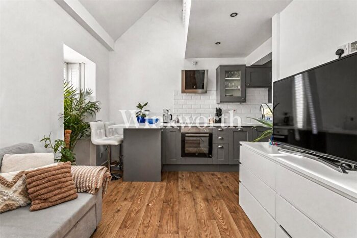 1 Bedroom Apartment For Sale In Pilgrims Close, London, N13