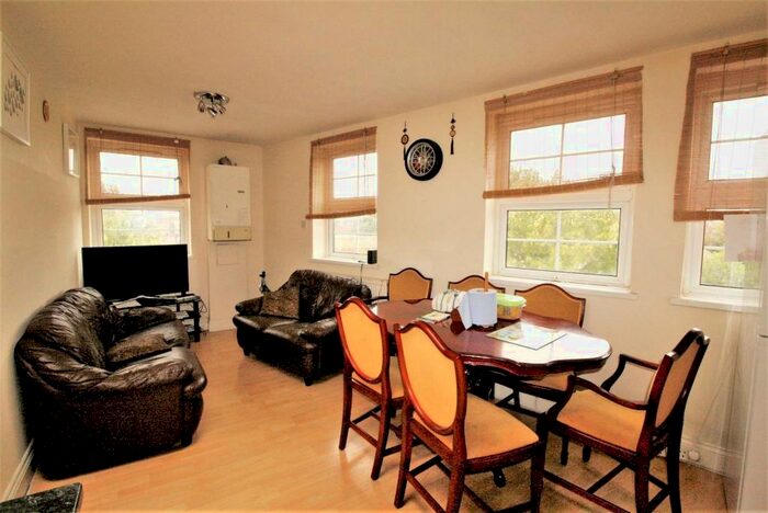 3 Bedroom Flat To Rent In High Road Leyton, Leyton, E10