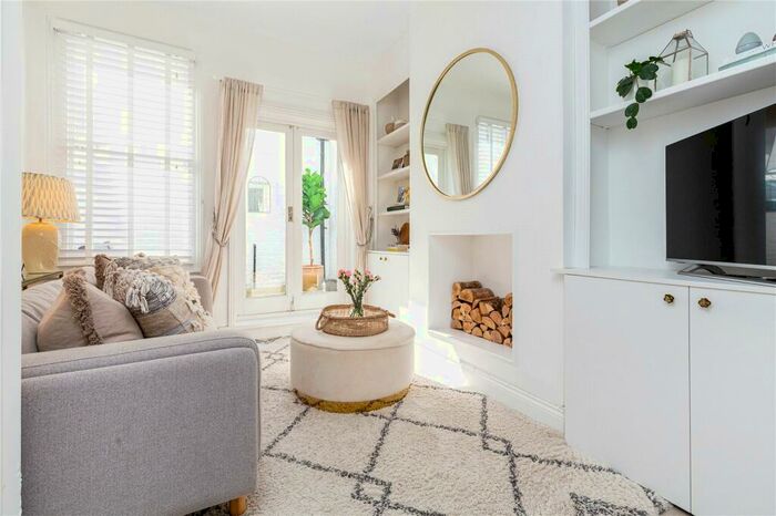1 Bedroom Flat To Rent In Ravenswood Road, London, SW12
