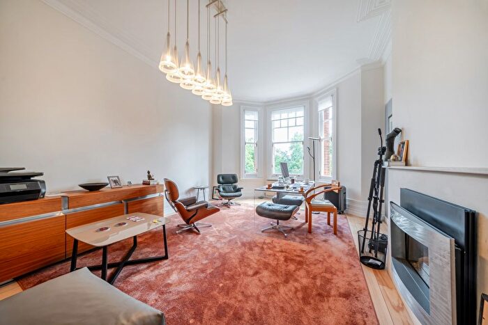 3 Bedroom Flat To Rent In Cheyne Walk, London, SW3