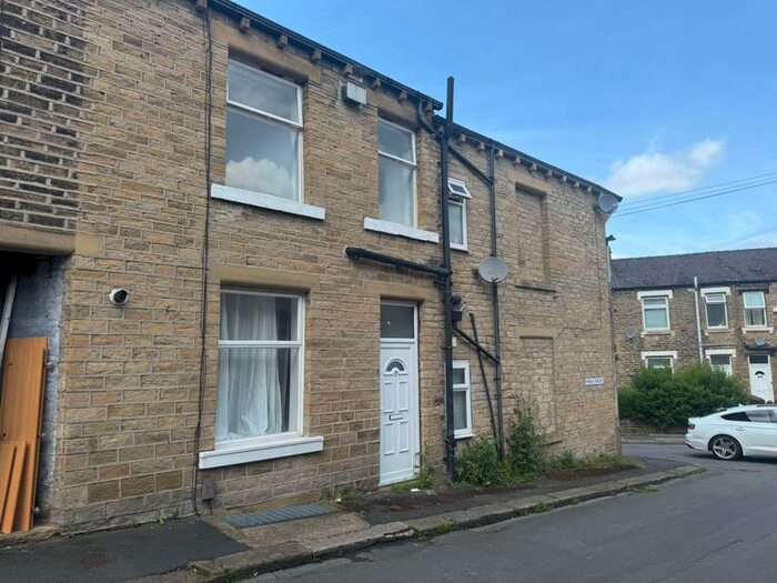 4 Bedroom Terraced House To Rent In Moss Street, Huddersfield, HD4