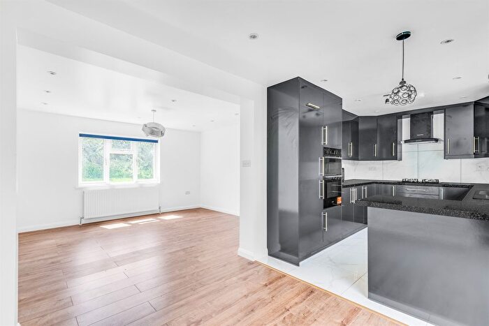 4 Bedroom Terraced House To Rent In Charlton Lane, Shepperton, TW17