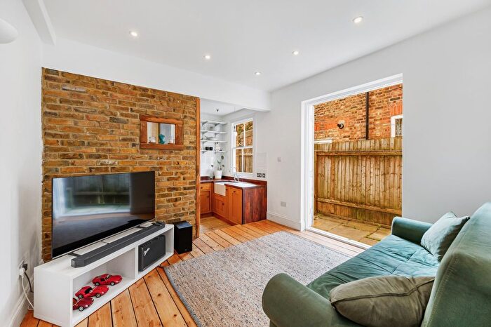 2 Bedroom Flat To Rent In Adelaide Grove, Shepherds Bush, W12