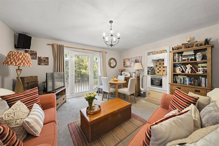 1 Bedroom Flat For Sale In Burket Close, Norwood Green, UB2