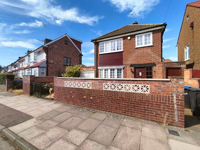 3 Bedroom Detached House To Rent In Cedar Avenue, Enfield, EN3