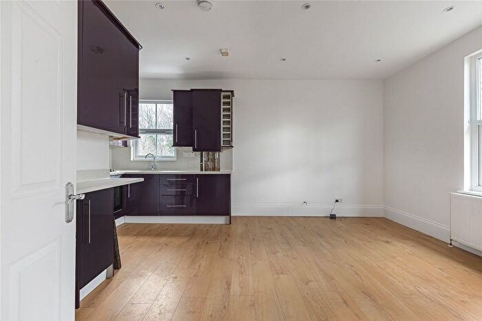 1 Bedroom Flat To Rent In South Road, Twickenham, TW2