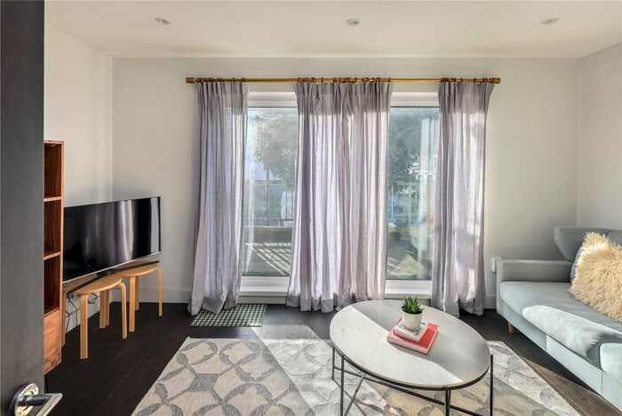 3 Bedroom Flat To Rent In Tavistock Close, London, N16