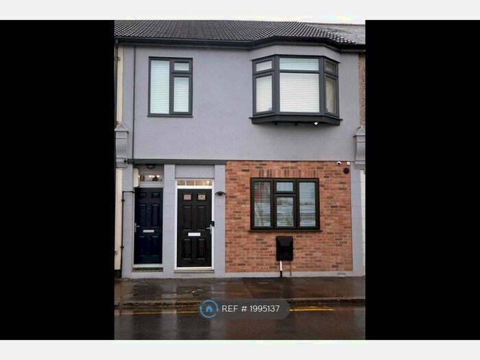 2 Bedroom Flat To Rent In High Street, Hadleigh, Benfleet, SS7