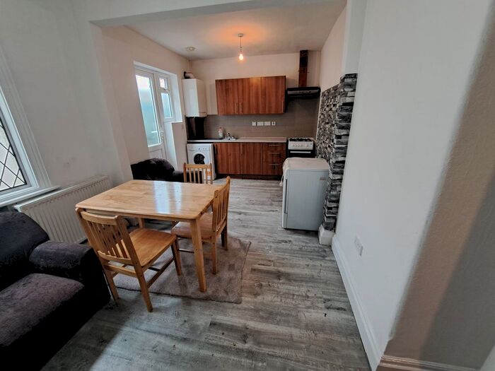 2 Bedroom Bungalow To Rent In Tentelow Lane, Southall, UB2