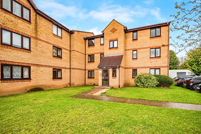 1 Bedroom Flat For Sale In Lowestoft Drive, Slough, SL1