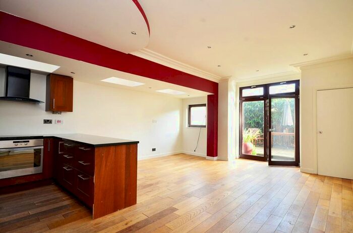 2 Bedroom Flat To Rent In Taybridge Road, Clapham Common North Side, London, SW11