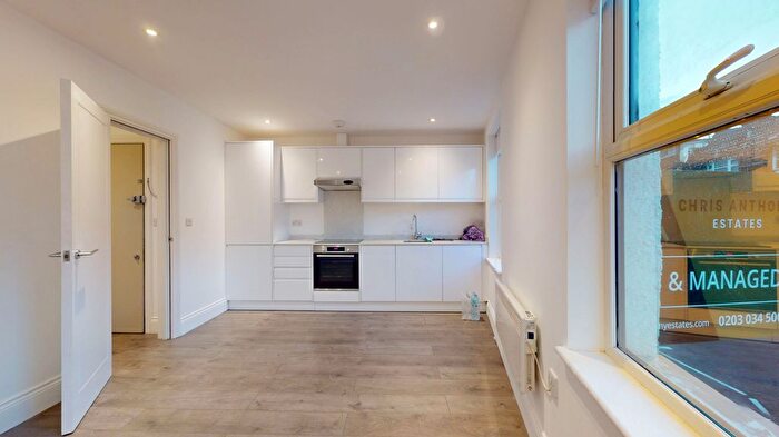 Studio To Rent In Ballards Lane, London, North Finchley, N12