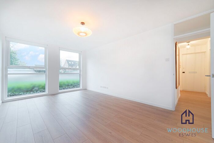 2 Bedroom Flat To Rent In Friern Barnet Road, London, N11