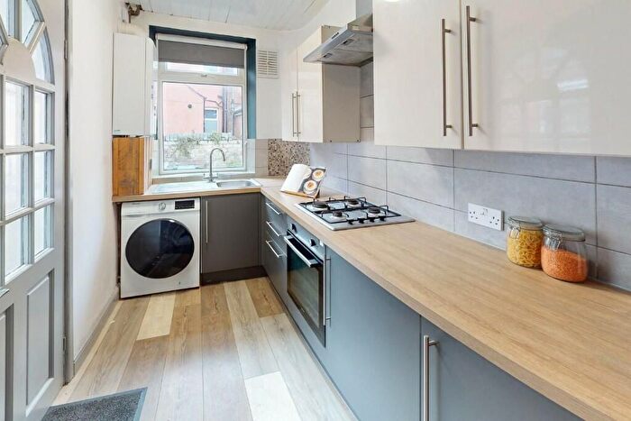 4 Bedroom Semi-Detached House To Rent In Cemetery Avenue, Sheffield, S11