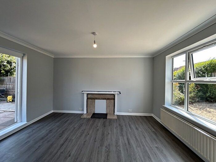 2 Bedroom Detached House To Rent In Saxon Drive, London, W3