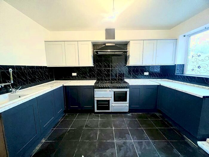 3 Bedroom Semi-Detached House To Rent In Oakfold Avenue, OL6