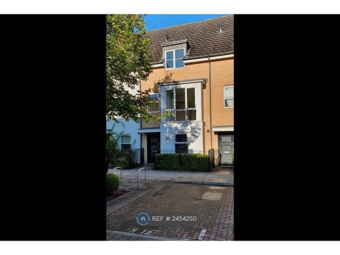 4 Bedroom Terraced House To Rent In Whale Avenue, Reading, RG2