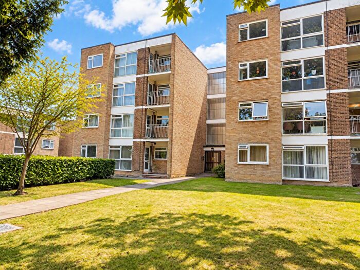 2 Bedroom Flat For Sale In Foxgrove Road, Beckenham, BR3
