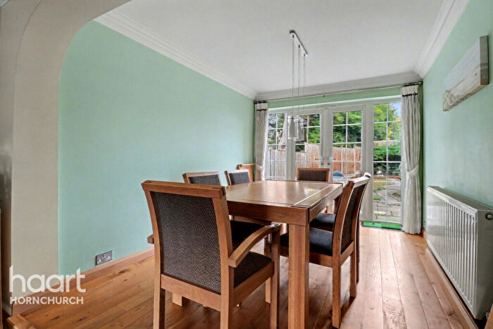 3 Bedroom Semi Detached House For Sale In Hampshire Road, Hornchurch, RM11