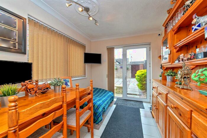 3 Bedroom End Of Terrace House For Sale In Handcross Road, Luton, LU2