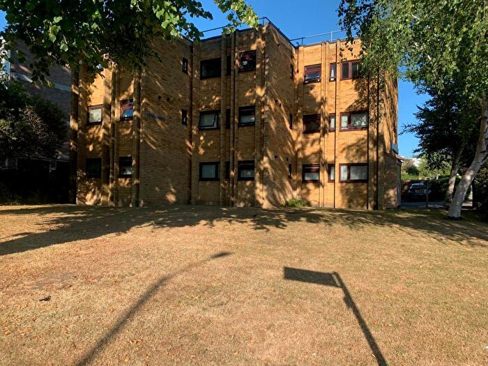 Flat For Sale In Alexandra Grove, London, N12