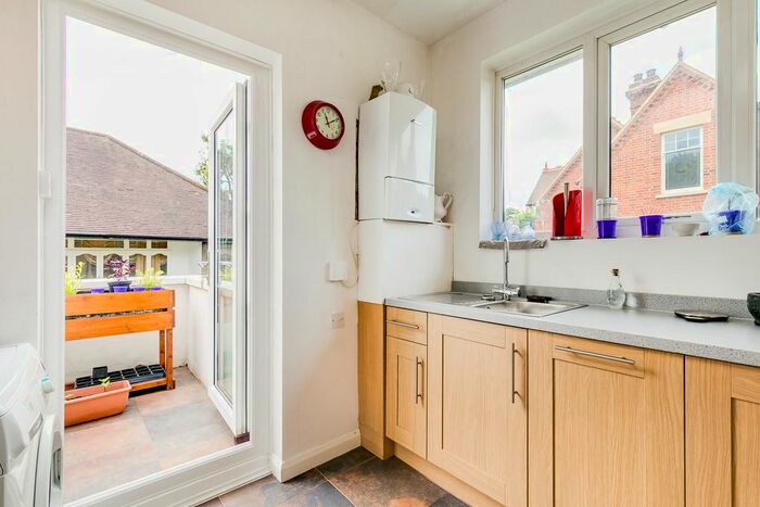 3 Bedroom Flat To Rent In Glendale Drive, London, SW19