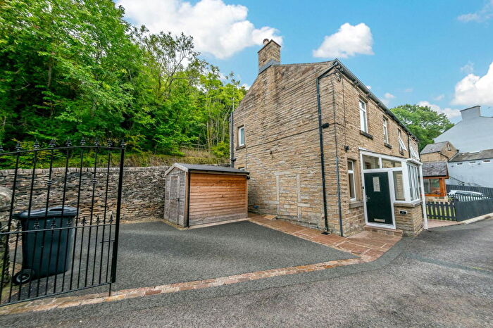 3 Bedroom Semi-Detached House For Sale In Spring Grove, Kirkburton, HD8