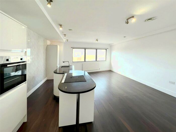 2 Bedroom Flat To Rent In New Road, Gravesend, Kent, DA11