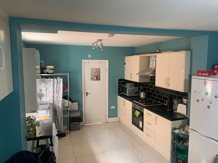 2 Bedroom Flat To Rent In King Street, Southall, UB2
