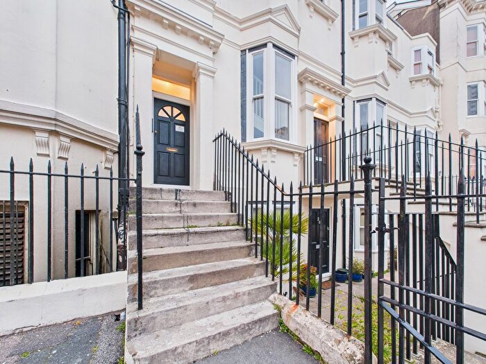 2 Bedroom Flat To Rent In Clarence Square, Brighton, BN1
