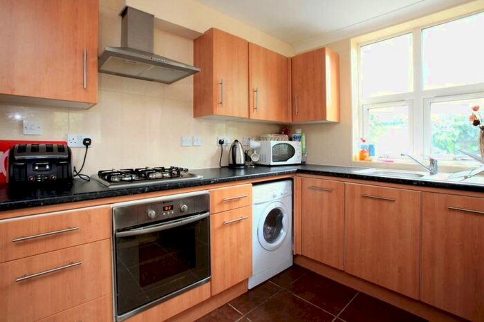 3 Bedroom Flat To Rent In Tooting Bec Road, Tooting Bec, London, SW17