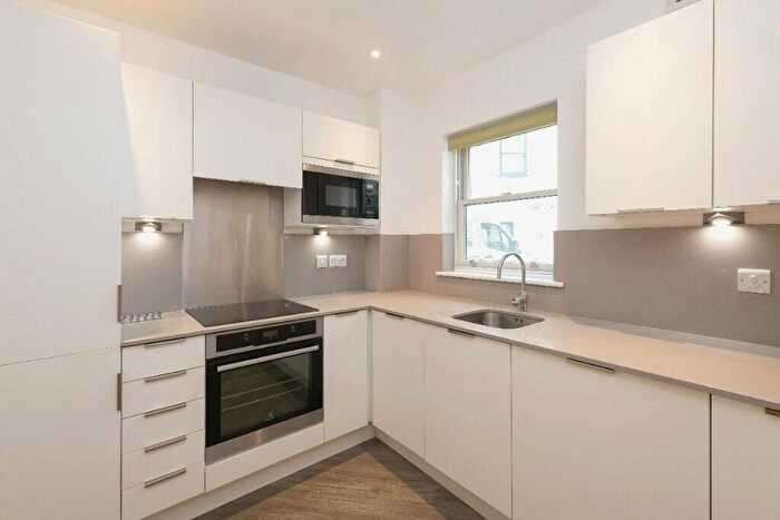 2 Bedroom Flat To Rent In St. James's Parade, Bath, Somerset, BA1