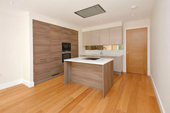 2 Bedroom Flat To Rent In Sandwell Court, Beechcroft Avenue, London, NW11