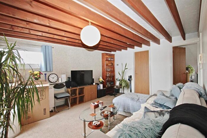 1 Bedroom Flat For Sale In Manor Road, Westcliff-On-Sea, SS0