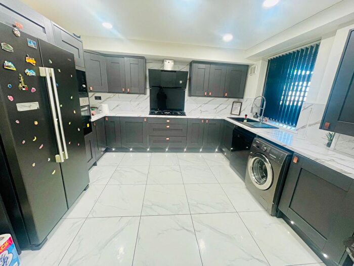 4 Bedroom End Of Terrace House To Rent In Rydal Avenue, Frizinghall, Bradford, BD9