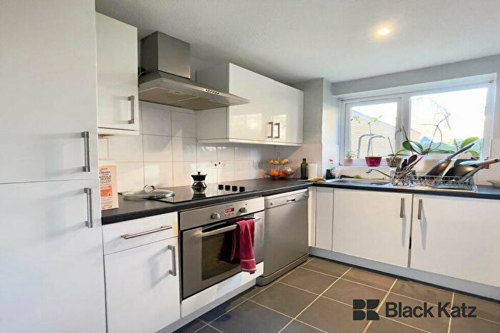 2 Bedroom Flat To Rent In John Maurice Close, Elephant And Castle, SE17