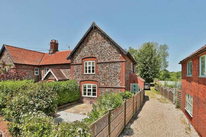 2 Bedroom Character Property For Sale In The Street, Helhoughton, Fakenham, NR21