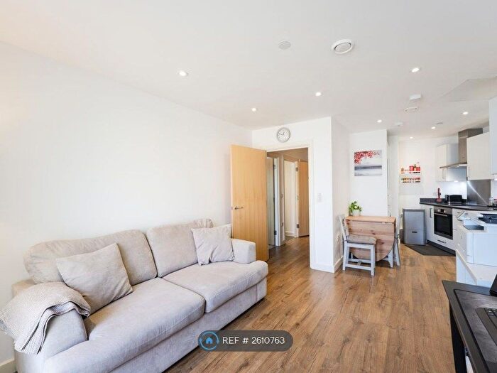 1 Bedroom Flat To Rent In Charter Court, Pinner, HA5