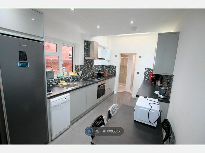 6 Bedroom Terraced House To Rent In Grange Avenue, Reading, RG6